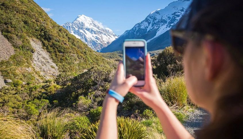 How many people use mobile phones in New Zealand? 